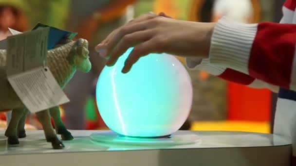 Hände über Spielzeug-Plasmaball mit elektrischem Blitz — Stockvideo