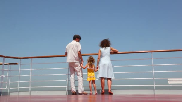 Widok z dołu na rodzinnym spacerze na pokładzie statku — Wideo stockowe