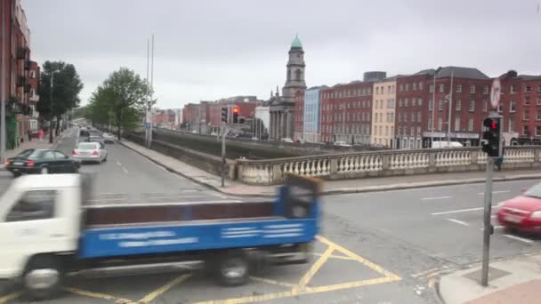 Автомобили и народы, передвигающиеся по перекрестку в Дублине, Ирландия — стоковое видео