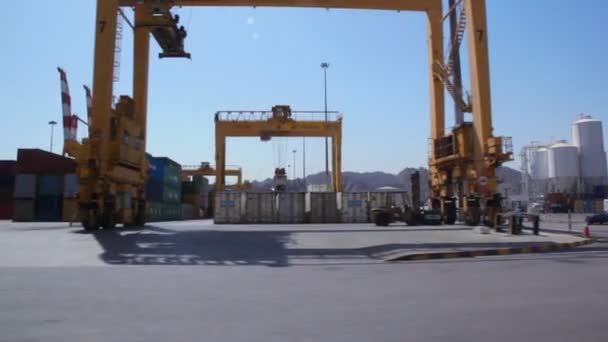 Vista attraverso il finestrino del bus in movimento nel porto di Muscat, Oman . — Video Stock