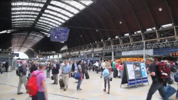 Med väskor kommer plattform av charing cross station i london, Storbritannien — Stockvideo