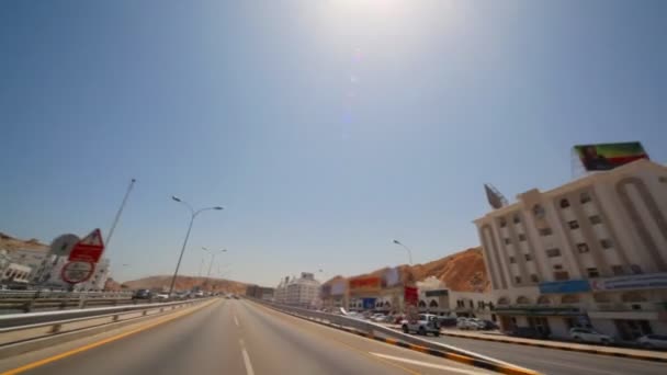 Вид из движущегося автомобиля в Маскате - столице Омана — стоковое видео