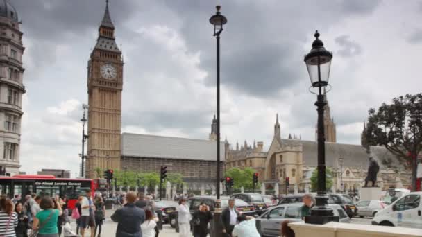 Van a Londres cerca de Big Ben en Londres, Reino Unido . — Vídeo de stock