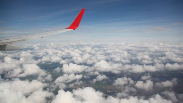 Nuvole in cielo sotto ala di aeroplano volante — Video Stock