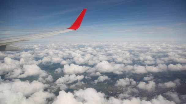 Clouds in sky under wing of flying airplane — Stock Video