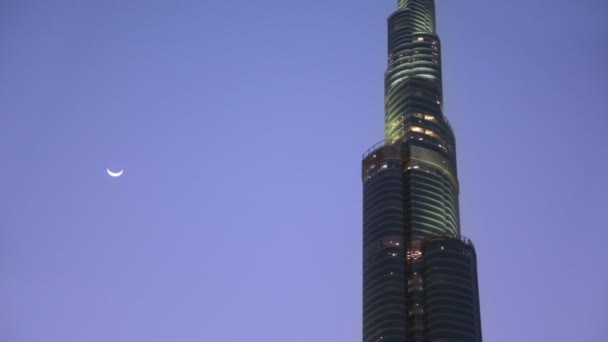 Burj Dubai por la noche, con luna a la izquierda — Vídeos de Stock