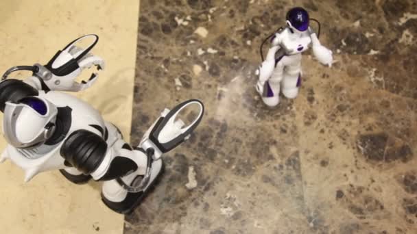 Dvě děti hraje s radiocontrol hračky roboty v obchodě — Stock video