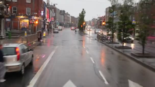 Rainy Lower Mount Street a través de la ventana del autobús en movimiento en Dublín, Irlanda . — Vídeos de Stock
