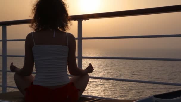 女人坐在游轮的甲板上的躺椅上 — 图库视频影像