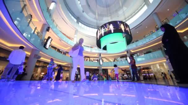 Vue du bas du Dubai Mall avec des visiteurs à l'intérieur à Dubaï, Émirats arabes unis . — Video