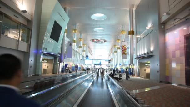Aeropuerto Internacional de Dubai en Dubai, Emiratos Árabes Unidos . — Vídeo de stock