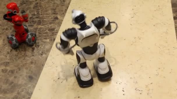 床の上の 2 つの必ずおもちゃのロボット — ストック動画