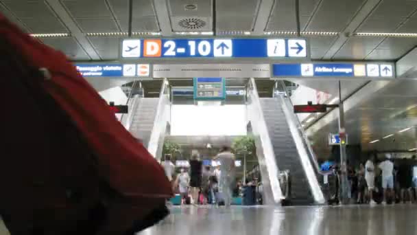Roltrappen, velen in een luchthaven hall. — Stockvideo