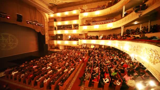 ホールのオペレッタ「グラフ モンテク リスト"モスクワ オペレッタ劇場で継続を期待します。 — ストック動画