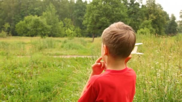 Boy joue avec un modèle d'avion 