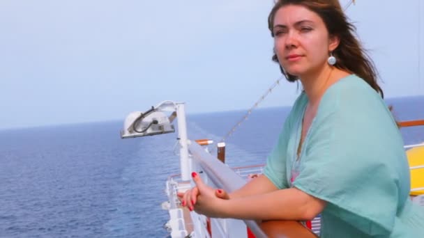 Femme debout sur le pont — Video