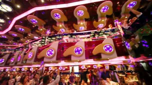 Їсть у ресторані і виглядає шоу в Коста deliziosa - Новітній корабель круїз Коста — стокове відео