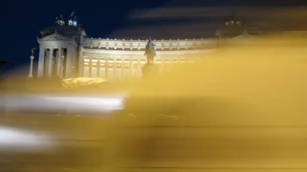 El Monumento Nazionale a Vittorio Emanuele II o Altare della Patria por la noche en Roma, Italia . — Vídeos de Stock