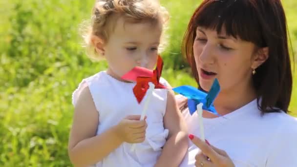 Mãe e filha estão soprando no moinho de vento — Vídeo de Stock