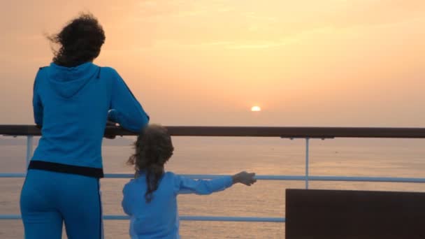Женщина и девушка стоят на палубе — стоковое видео
