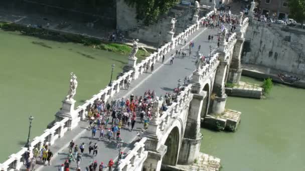 Viele überqueren die sant 'angelo brücke in rom — Stockvideo