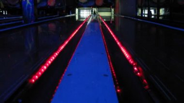 karanlık kulüp, koza rulo ve beat Bovling iki bowling lanes yaktı