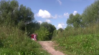 küçük erkek ve kız ileriye park yolundaki çalıştırmak gülümseyerek. yaz günü.