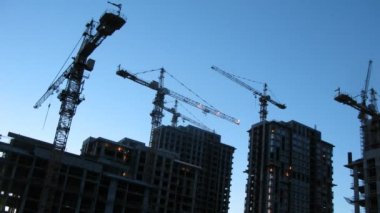 akşam, zaman atlamalı inşaat sahasında siluet vinç