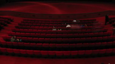 sinema salonunda animasyon 2 x 2 gece boyunca toplamak insanlar