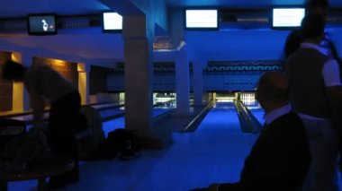 Aile bowling ilk kulüpte oynuyor.