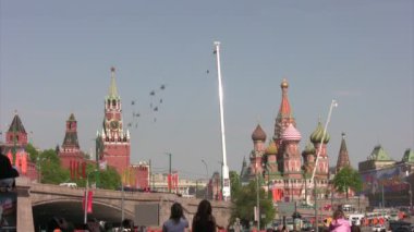 Grup kırmızı kare üzerinde bayraklar ile helikopter uçmak.