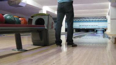 Adam alarak toplar. Bowling