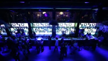 insanlar oturmak bar ve photosight doğum günü kutlamak