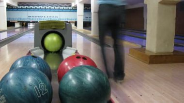 iki adam play bowling parlak club, zaman atlamalı