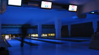 Aile bowling karanlık kulüpte oynuyor.