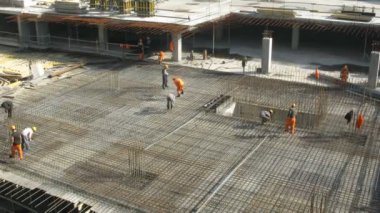 birkaç işçi sitesi yapı üzerinde metal çerçeve oluşturmak yoluyla