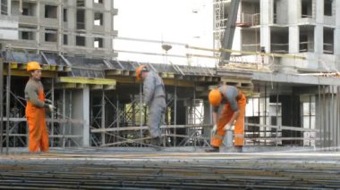 losiniy ostrov konutunda inşaat sahasında işçiler