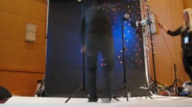 Alexey sizov konferans sırasında ateş aydınlatma kullanmayı gösterir.