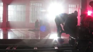 film ekibi video klibi yaparken operatörleri dolly dolaşmak