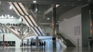 insanlar çok büyük gümüş salonda büyük bir merdiven ile yürümek