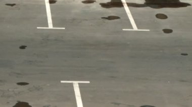 üzerinde sokak kuru-up güneş altında su birikintileri