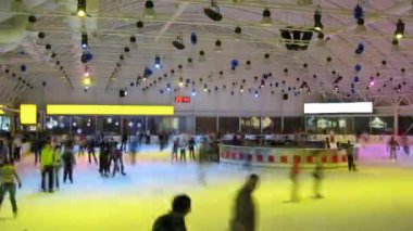 insanlar paten buz pateni pisti üzerinde Avrupa