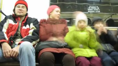 metro treni, zaman atlamalı ailede