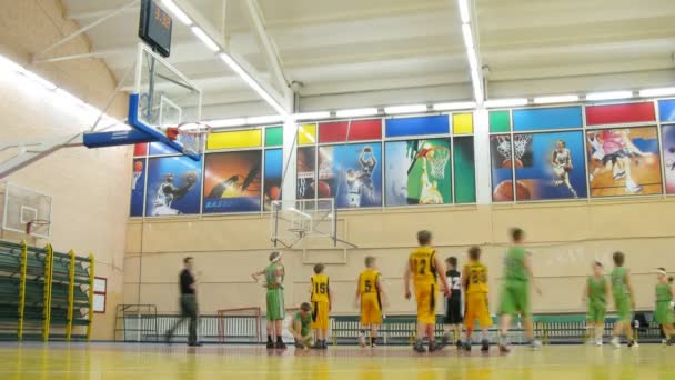 Juego de baloncesto en la Universidad Estatal de Educación Física de Rusia — Vídeo de stock