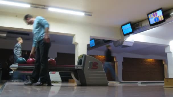 Les gens qui prennent des balles pour le bowling — Video