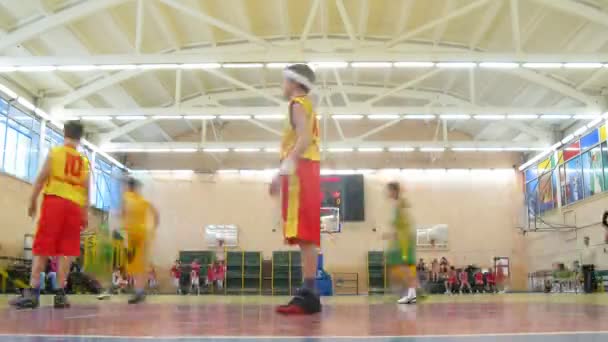 Jungen spielen Basketball in der staatlichen russischen Universität für Sportunterricht — Stockvideo