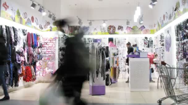 Mensen lopen in bijouterie winkel — Stockvideo