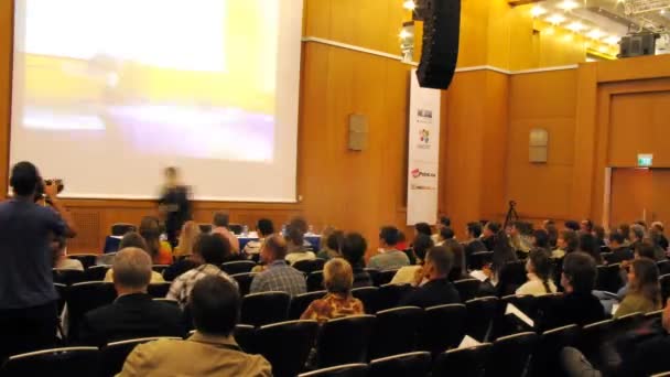 Publikum poslouchá reproduktor na mezinárodní konferenci ii — Stock video