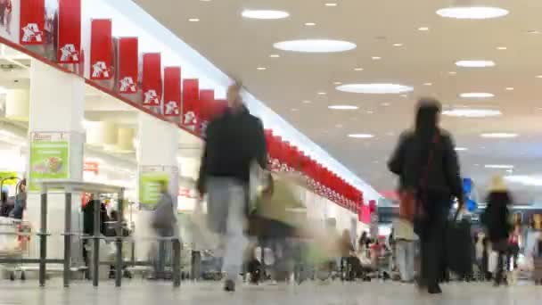 Zone de départ du supermarché Aushan — Video