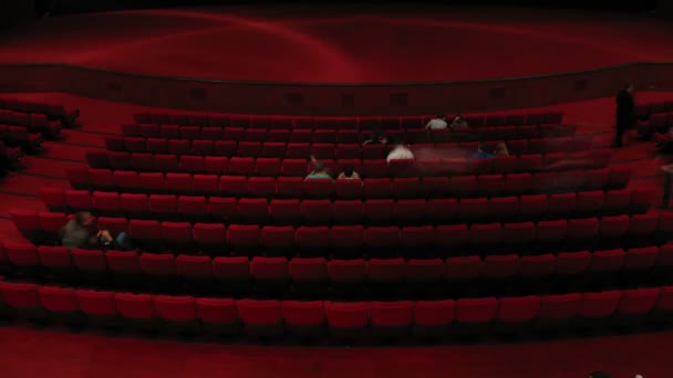 Les gens qui se rassemblent dans la salle de cinéma pendant la nuit de l'animation 2x2 — Video